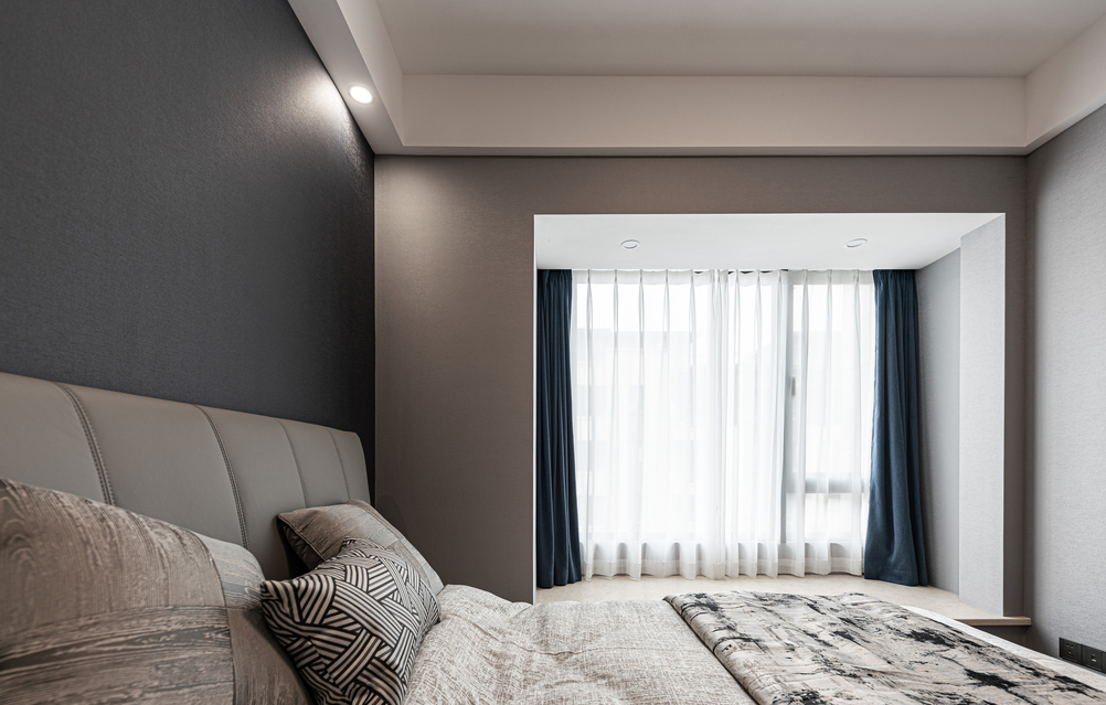 主卧选用灰色和奶咖色搭配，让空间更加温柔简洁，床头侧边采用收纳柜和分格的形式，满足屋主拿取书物的需求，提升了休憩阅读的舒适度。