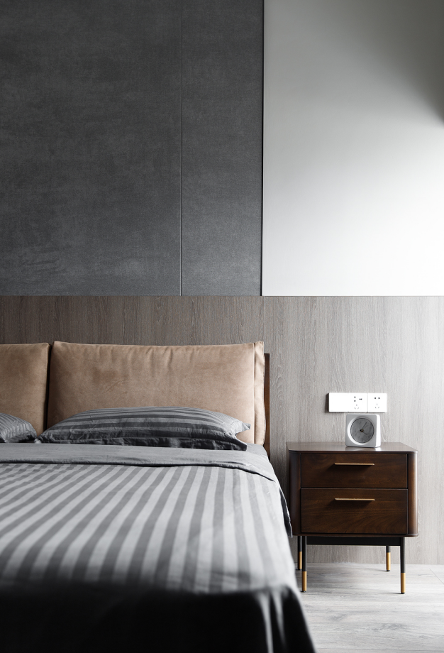 卧室选用灰色调的设计，通过材质的对比调和，块面关系的延展放矢，交织出大气而端雅的秩序美感，空间更显静谧稳重。