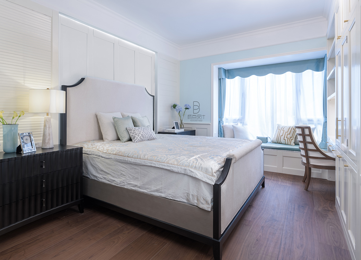 卧室是人们休息的重要场所，为了能让人睡眠安心，卧室装修的顶面装饰不要过于繁复，最好不要采用复杂的吊顶或者不做吊顶，采用一些直线条及简洁的顶面装饰即可。