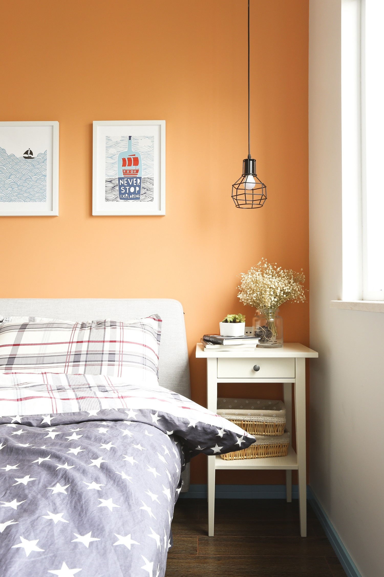 卧室装修的隐私:
卧室本身就具有一定的隐私性，买家具所以在装修的时候要具有较为严密的保护措施，这包括了门扇的严密度和窗帘的严密度，以增强卧室的私密性和减少睡眠时光线的干扰都是有利的;同时也要求卧室具有一定的隔音能力。