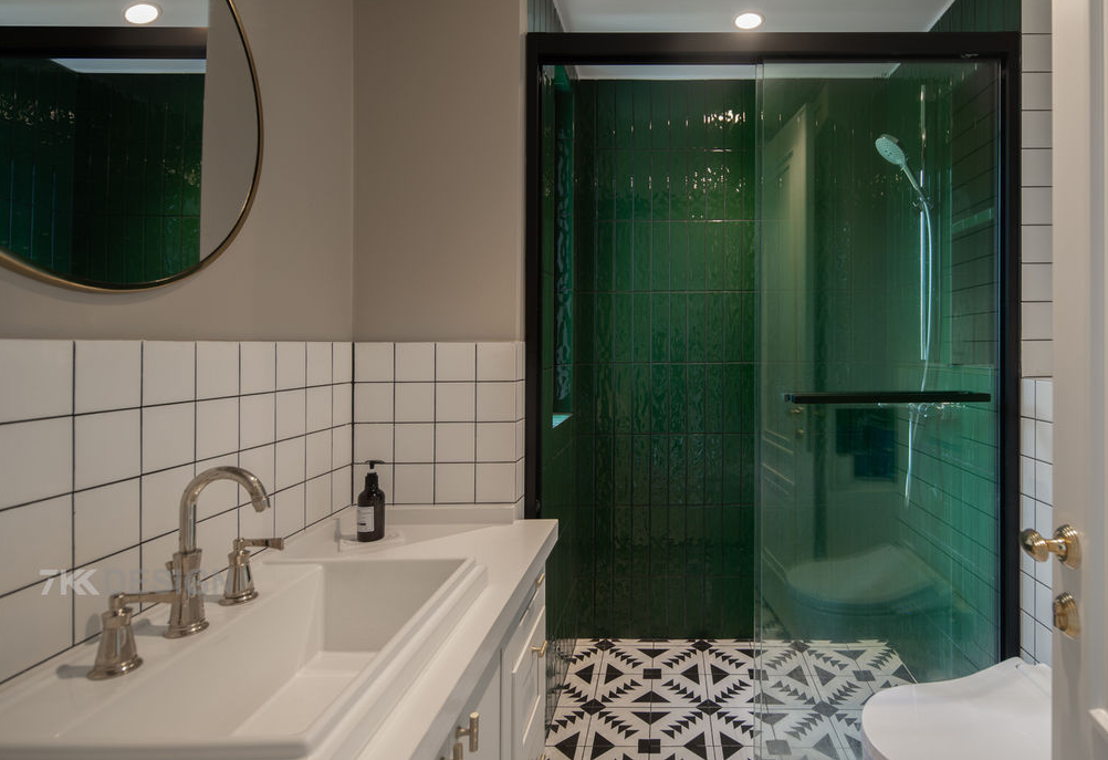 对于卫生间，屋主希望环保、实用，不喜欢过于复杂的装饰，简单就好；主打轻奢法式风，彩色与白色搭配体现爱与温柔的氛围。