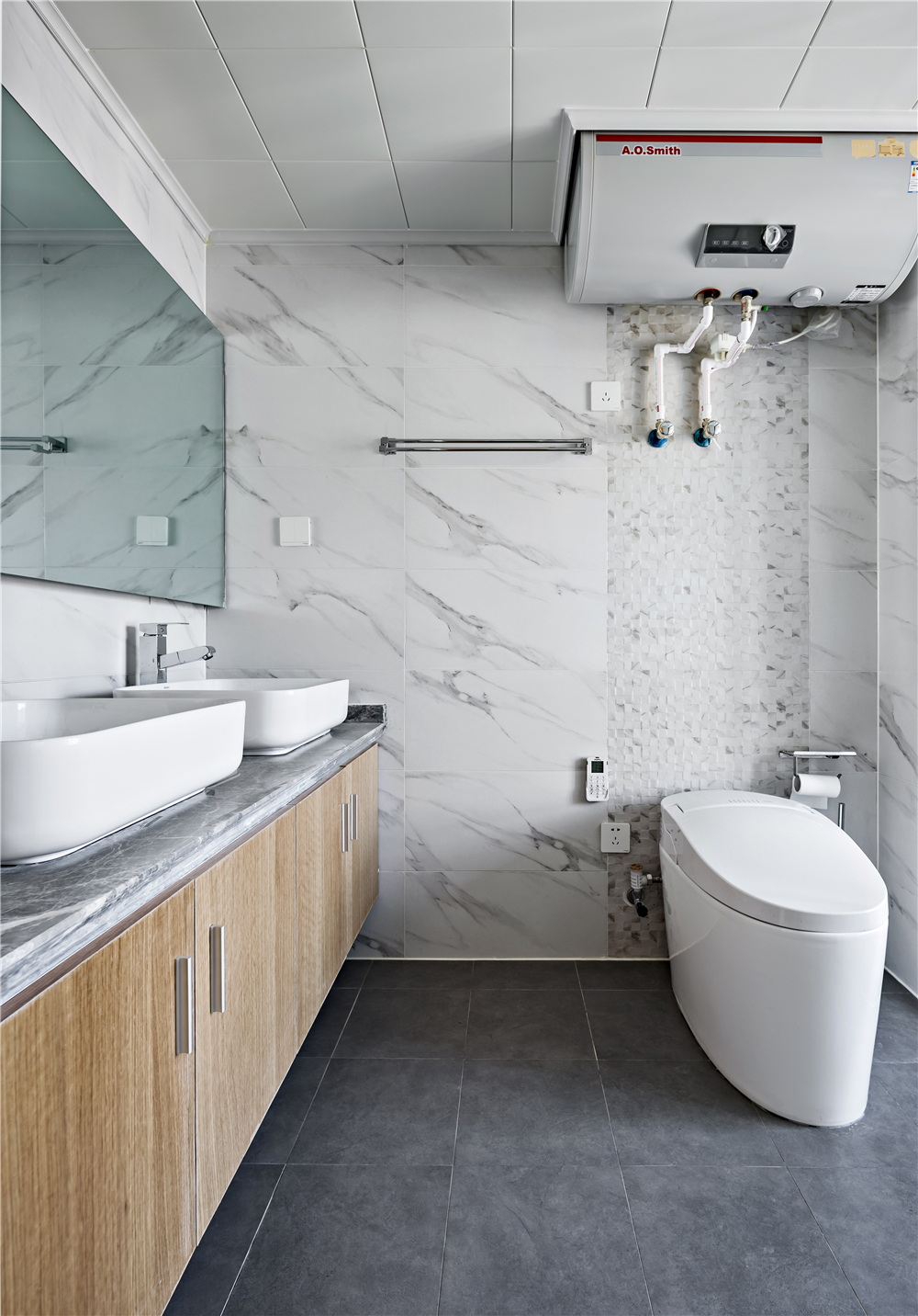 卫生间装修技巧：
安全是卫生间装修的重中之重。卫生间水汽多，湿气重，在对卫生间进行装修的时候要选择具有防滑功能的凹凸地砖。同时要选择带有保护罩的灯具和插座，避免因长期接触水汽而造成的安全事故。