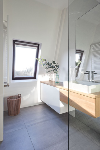 卫生间装修技巧：
因为卫生间的湿气比较重，所以卫生间的吊顶材料应该选择具有防水、防潮性能的材料。其次吊顶板材的颜色应当选择素雅一点的来增加卫生间的明亮度，同时灯具要使用比较柔和的白炽灯。