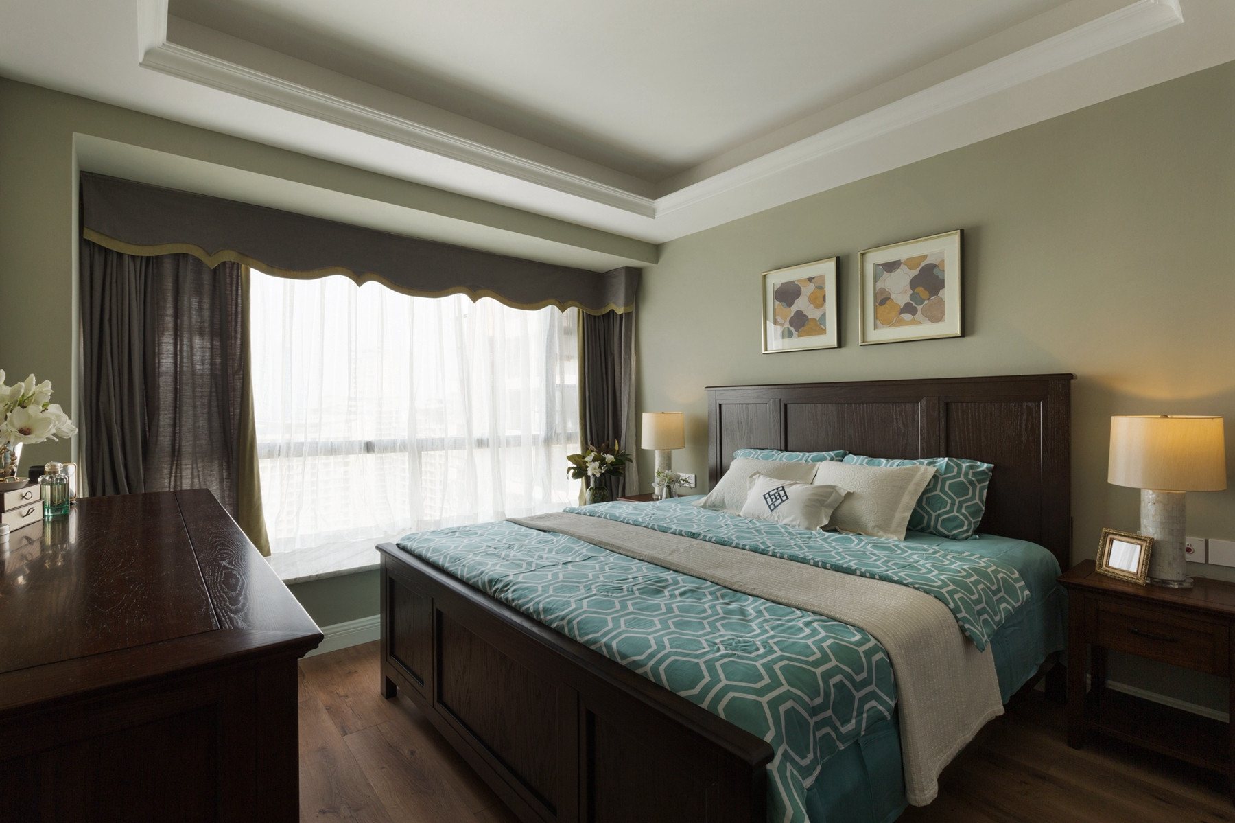 卧室对我们来说是很私密的空间，像卧室中的窗帘它就是我们隐私最好的保护材料， 所以对待飘窗的装修也需要慎重考虑