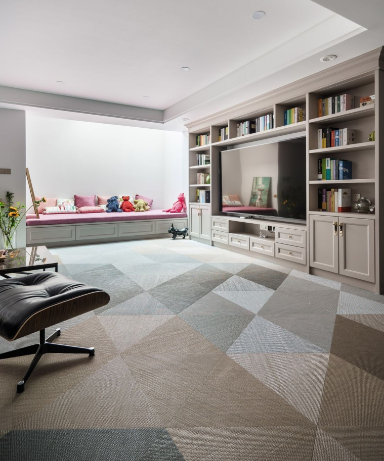 书房选用了开放式书架，整排的书墙整齐有序，更显美观和宽敞明亮。