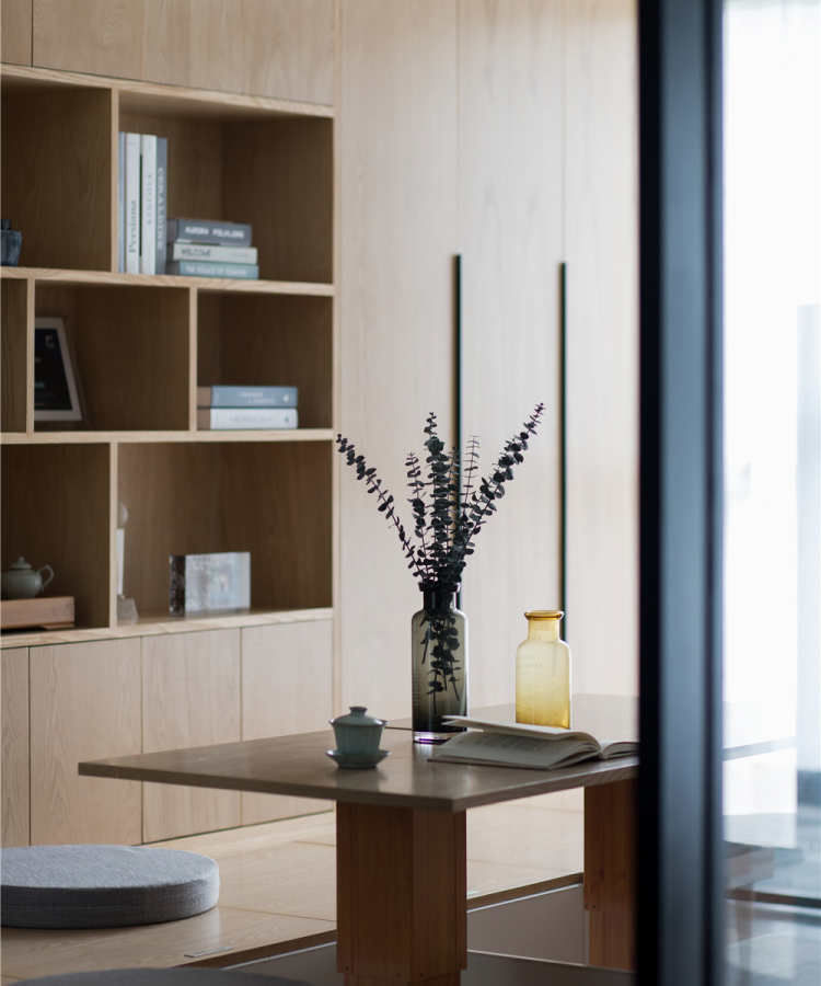 书房利用原木的材质，定制了木质柜体，多个分格形成了整排收纳墙，分类明确，整个房间充满书香、简约和雅致的气息。