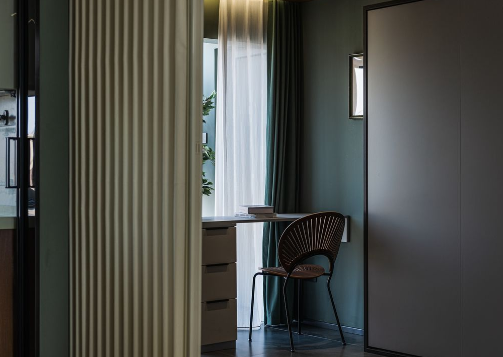 书房把书桌靠窗设置，天蓝色的窗帘与温馨的灯光带搭配，形成一个静谧、沉稳又舒适的看书空间。