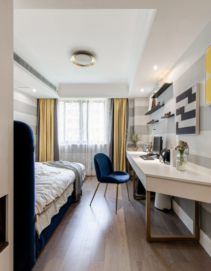 书房以白色调为主，辅以黄色、深蓝中和，让休闲空间更加明亮温馨，壁画也增添了艺术气息。