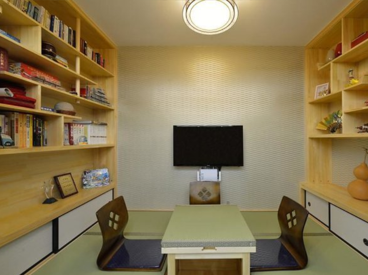 书房的柜体结合让空间的储物变得更加容易，背景的光带，整排书墙，让家更显简约干练，空间表达着时代下人们向往自然的生活态度。