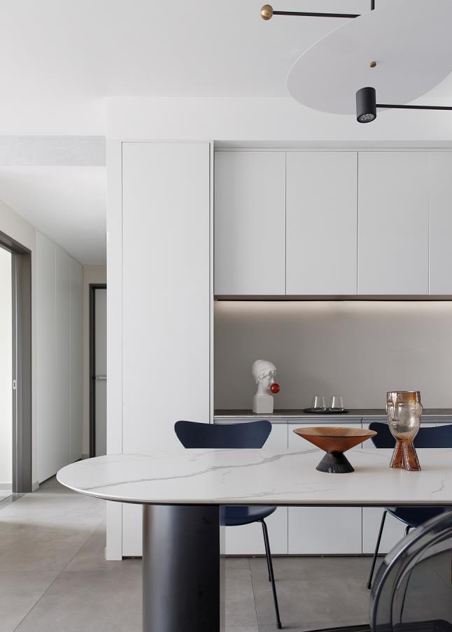 餐厅设计加入圆形元素，让空间整体的线条更加柔和，颜色上的深浅碰撞，让整个餐厅变得时尚感非常强烈。