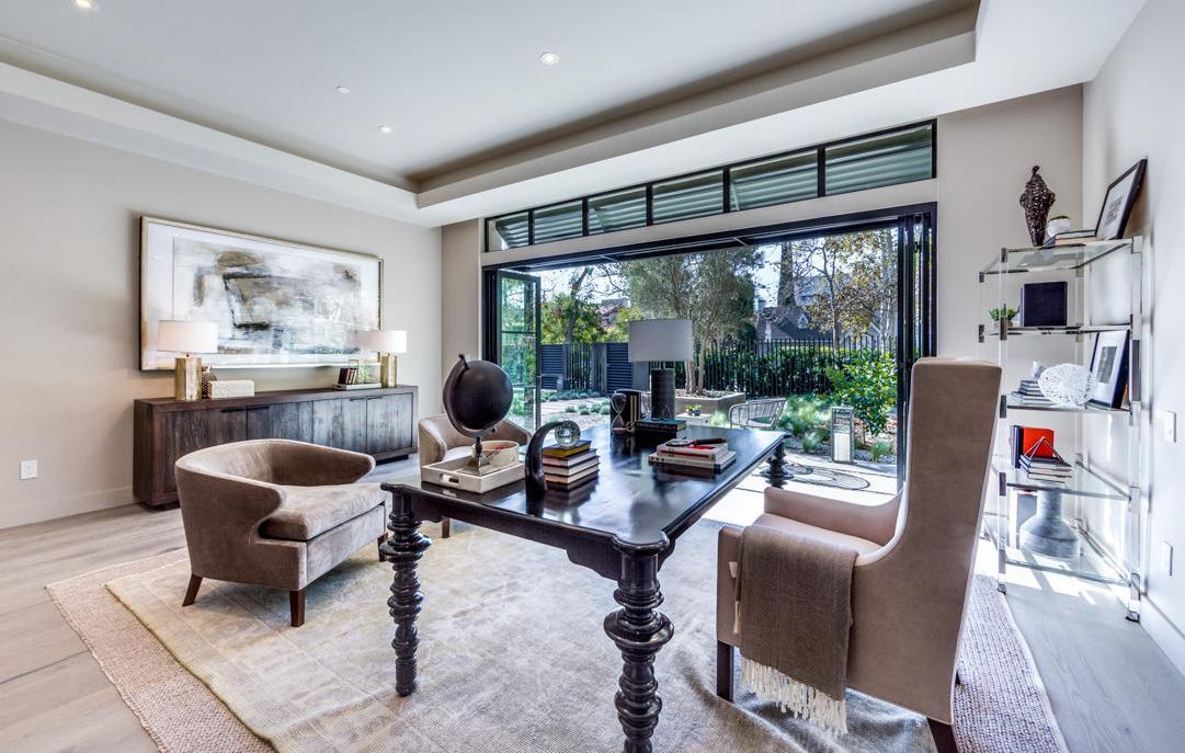 书房的功能设计要加入个人需求的考虑，要提供主人书写、阅读、创作、研究、书刊资料贮存以及兼有会客交流的条件。