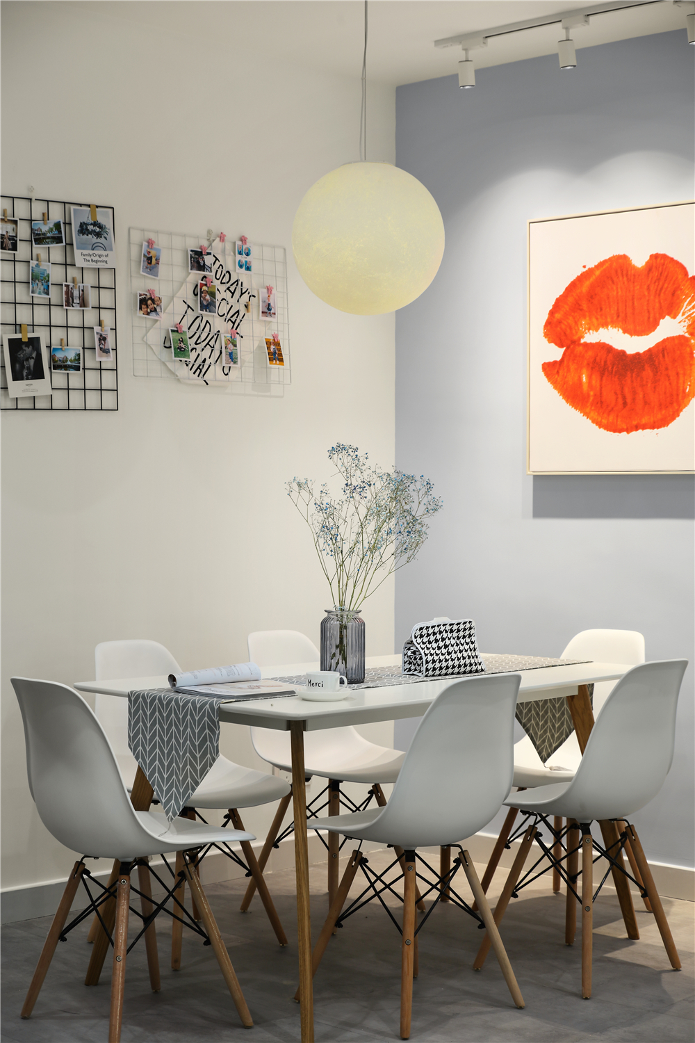 餐厅依其字面上的原义就是用餐的地方，而用餐讲究的是愉快的心情，所以采光格外重要，因此有效的利用灯饰或暖活的色系来美化桌上鲜美的食物及调和家人脸上的线条，可以提升我们用餐的品质。