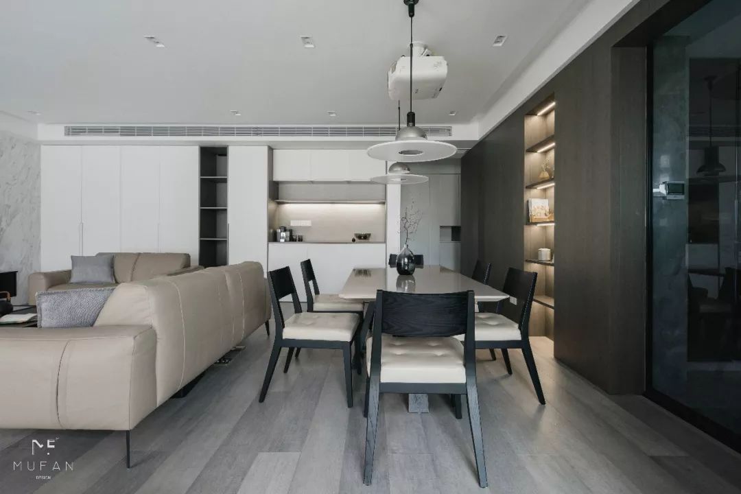 餐厅的风格主要是由餐桌、餐椅决定的，所以在软装设计前期，就应对餐桌、餐椅的风格定夺好。其中最容易冲突的是色彩、天花造型和墙面的软装饰。