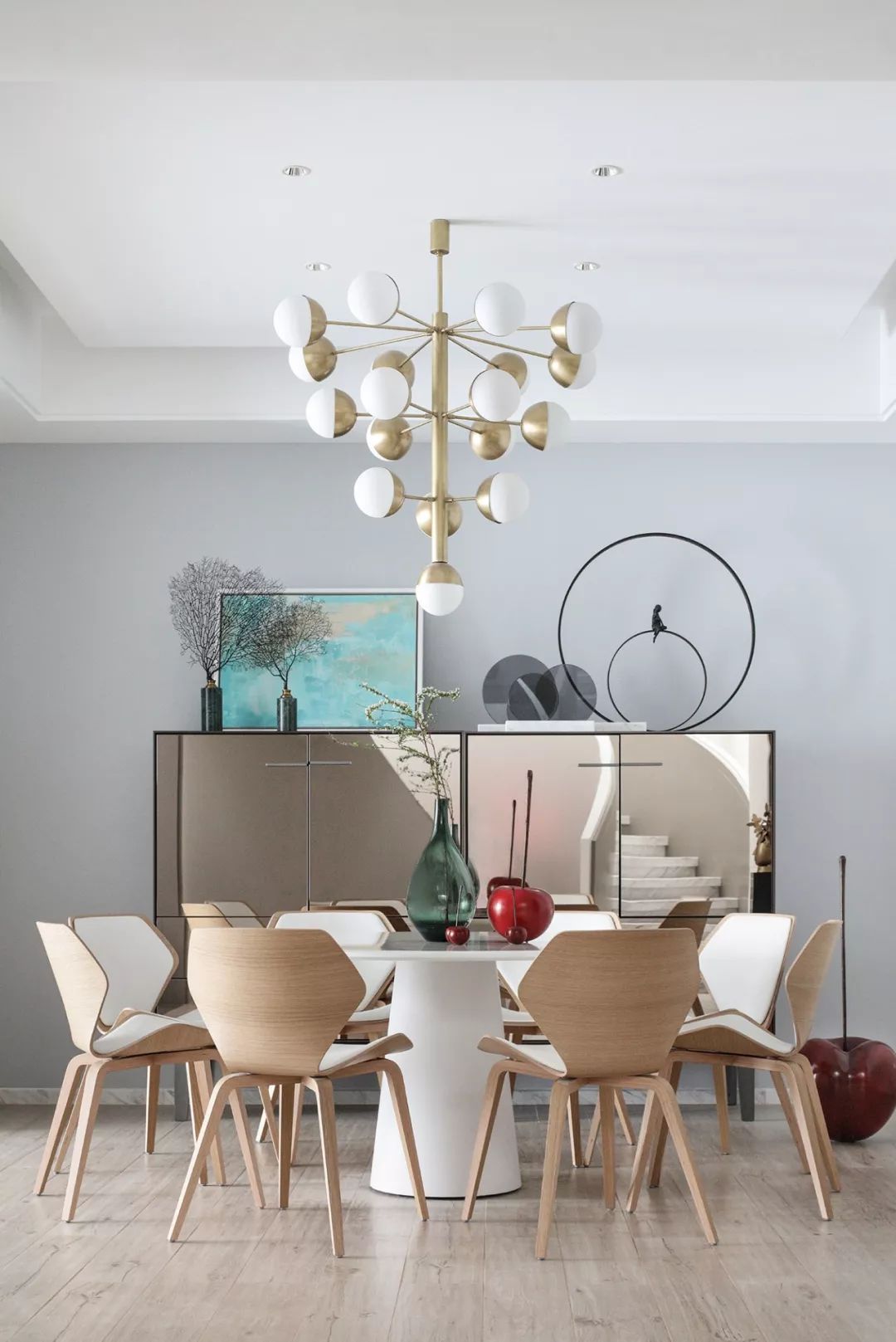 餐桌的大小会影响到餐厅的容量，也会影响餐具的摆设，所以桌子的大小除了符合餐厅面积并能最有效使用的尺寸外，也应考虑到客人的舒适及工作人员工作方便与否。桌面不宜过宽，以免占用餐厅过多的空间面积。