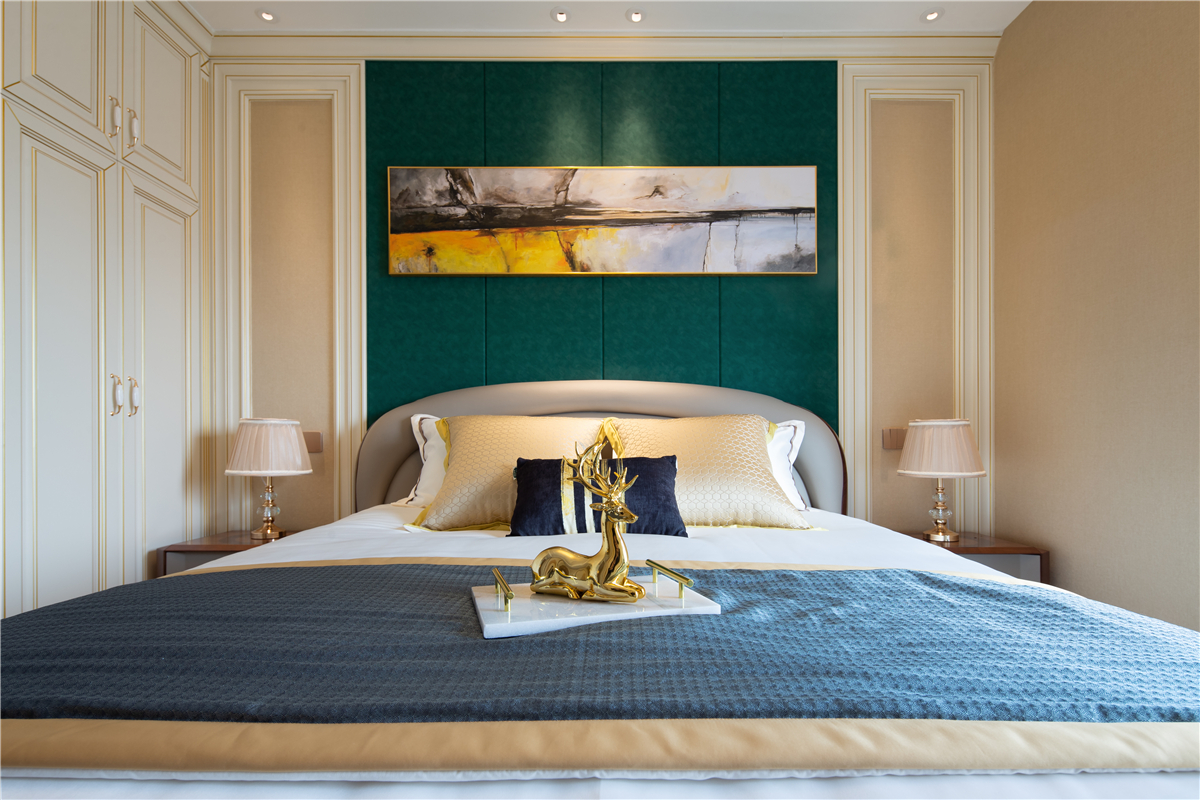 卧室装修技巧：
 卧室装修中照明也是需要好好设计一番，不要太暗以免使人感到沉闷，二是太压抑，照明效果应基于柔和温暖的灯光，因为柔和的灯光可以在白天充分缓解压力，也可以适用于夜间照明，还有就是天花板灯应放置在没有反射的位置，床边，以免在休息的时候刺激到自己的眼睛，影响到自己晚上的睡眠，从而导致自己第二天的工作状态。