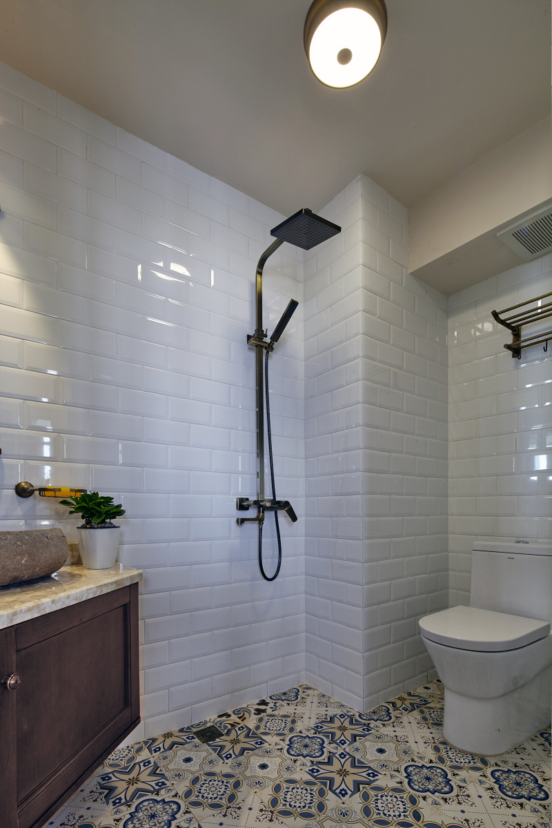 卫生间大胆使用黑白色超级大素,显得分明、简洁明净,以绿色植物作点缀,可平添不少生气