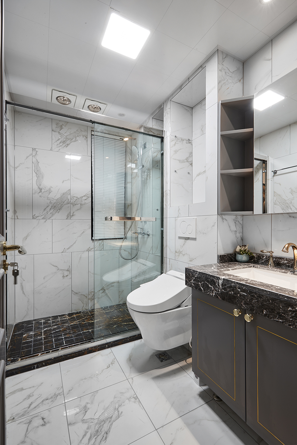 马桶选购应主要从排水方式管道位置、内部结构和便器配件欠方面着手。目前马桶的排水方式以虹吸和冲落为主