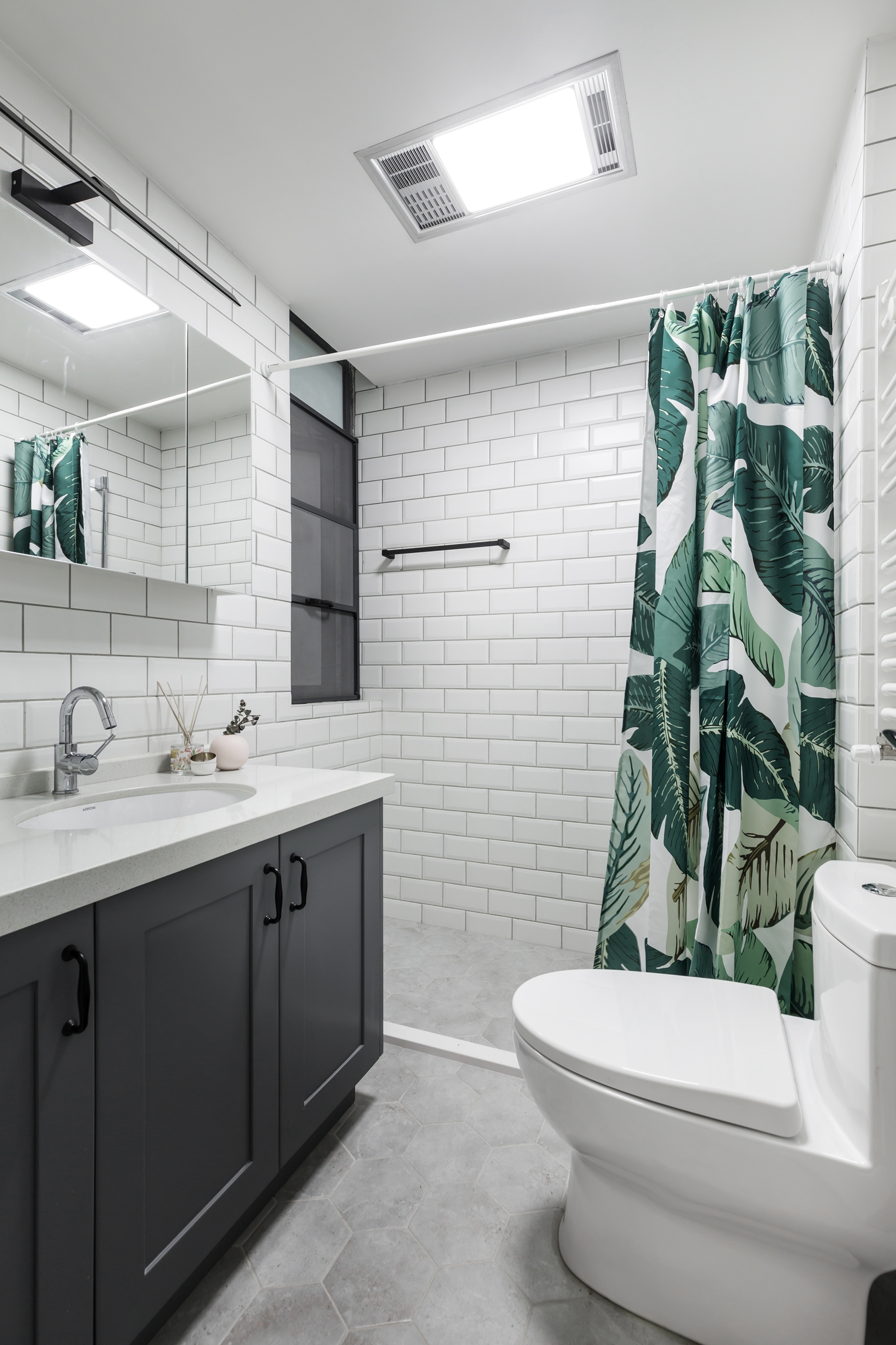 现在的装修风格越来越多，而对于上了年纪的人来说，还是比较喜欢总规中矩的中式装修风格，而对于现代年轻人来说，则比较喜欢时尚、简洁、个性的装修风格，能给人一个放松、自由的感觉。在整个居室装修中，卫生间装修的关注度是比较高的。卫生间装修不仅要保证质量，更要选对风格，这样才能达到完美的效果。