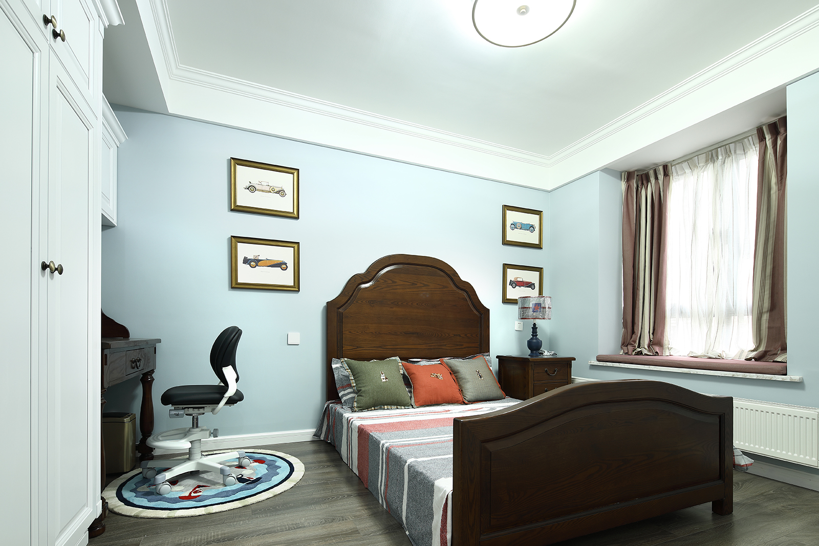 美式装修在陈设上更是丰富，宽敞的墙面是绝对不能空荡的，各种装饰画、花卉、饰品、地毯、百叶窗、还有最最知名的吊扇灯。美式喜欢用大量的实木不假，皮沙发和深色木床这些也很常见，但无论是所谓的美式乡村，还是美式现代，很少是一片黑压压的，讲究得恰恰就是个“敞亮”。