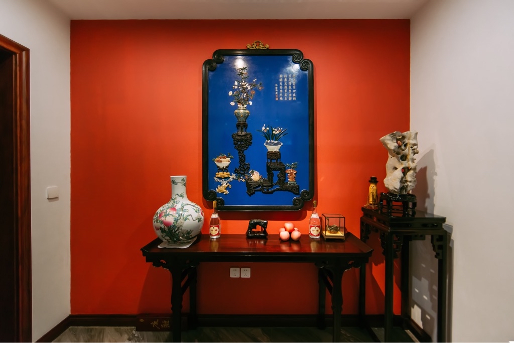 讲究空间层次和跳跃感是新中式风格的主要特点之一，使用中式的木门或者屏风用于隔绝视线，体现着层次的美感和神秘，整体空间看起来更为丰富，但又不显累赘，简约的造型中透着淡淡地高贵。