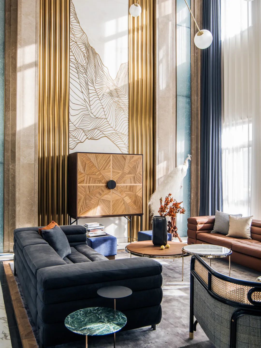 棕色给人复古、明朗的中式气息，整个家选用圆形茶几和灯具，展现了古典神韵，又有绿植和沙发软装点缀，太美了。