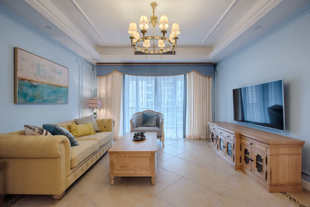 最好是选择一些素雅的图案。这样会更加突显出蓝白两色所营造出的和谐氛围