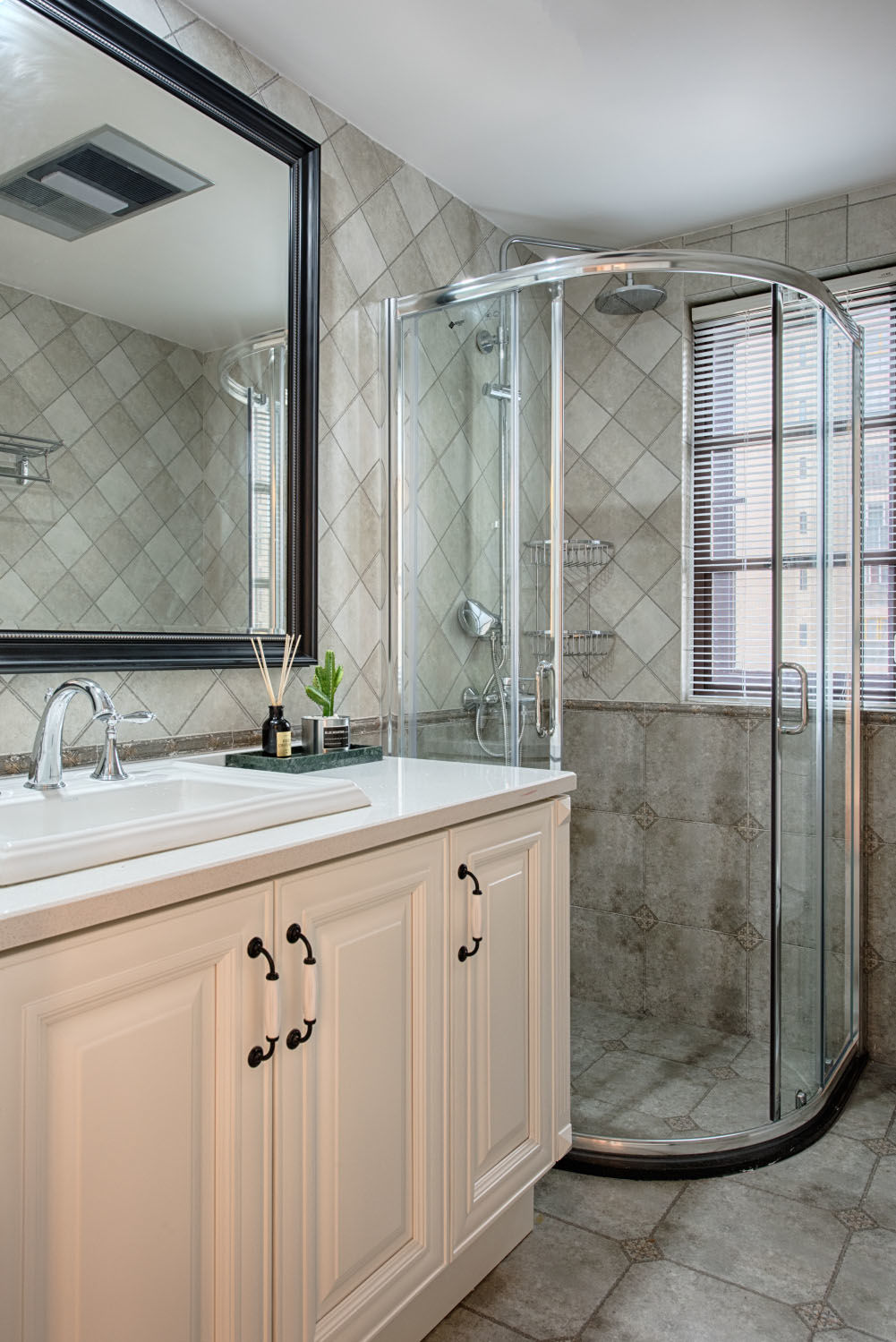 在我们的地中海家中，也可以将水引入其中，我们可以建筑一个漂亮的回流系统，让干净整洁的水潺潺流过，让整个家显得生意盎然