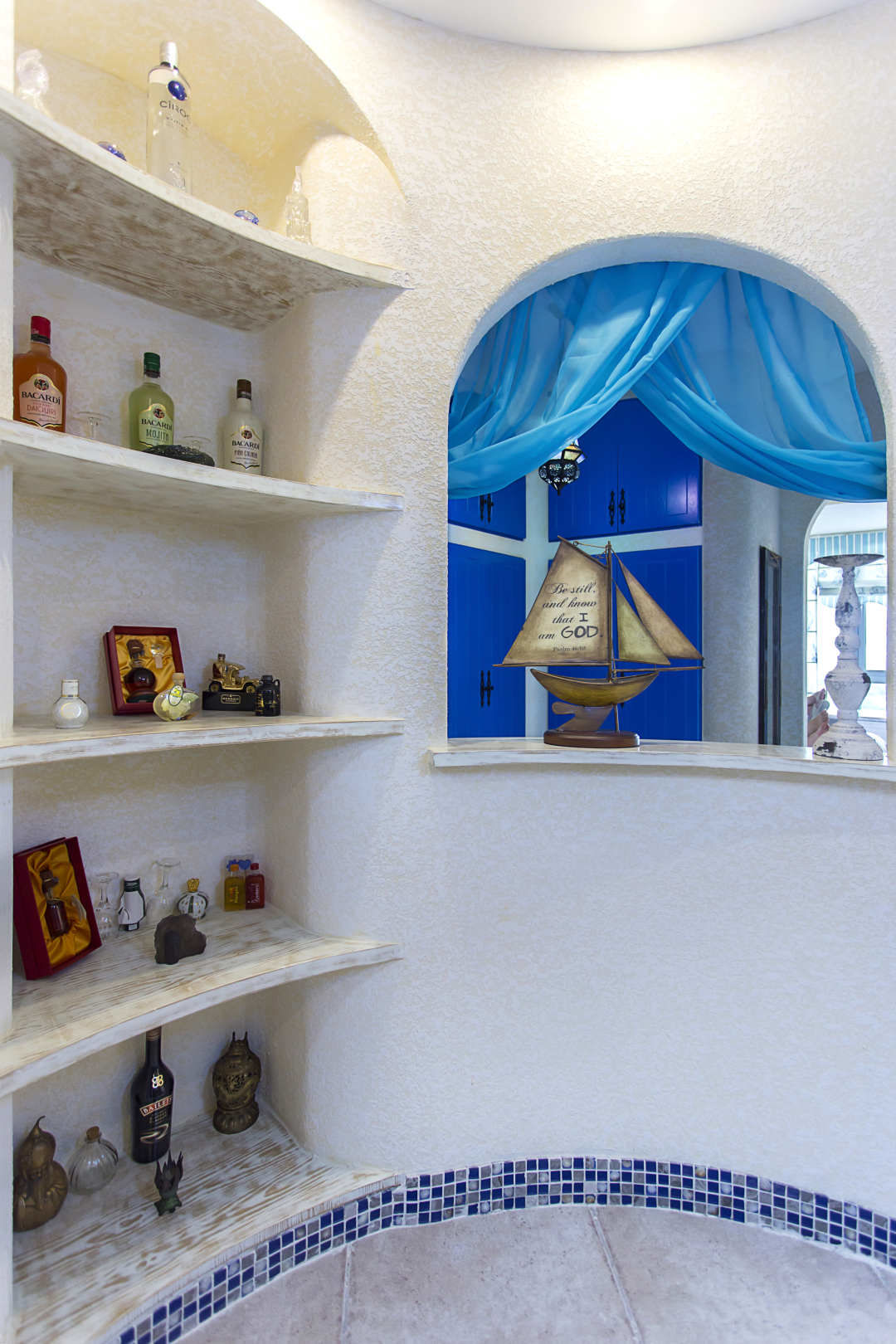 通常，“地中海风格”的家居，会采用这么几种设计元素：白灰泥墙、连续的拱廊与拱门、陶砖、海蓝色的屋瓦和门窗