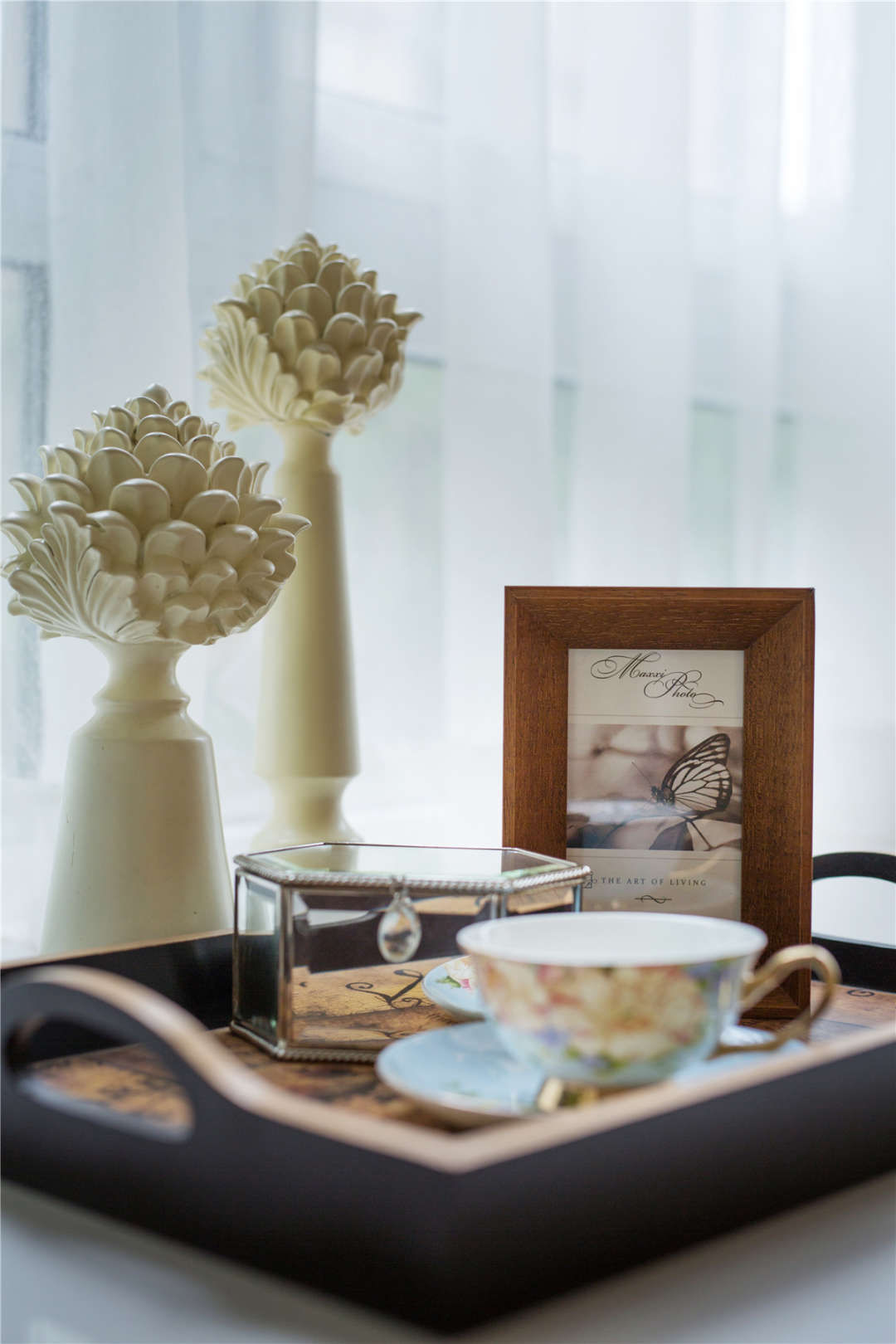 绿色的盆栽是地中海不可或缺的一大元素，一些小巧可爱的盆栽让家里显得绿意盎然，就像在户外一般，而且绿色的植物也净化了空气