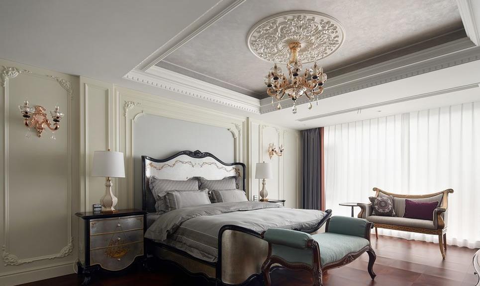 欧式复古的设计，精致雕花和华丽的灯具，搭配奢华的床品，这个家太有感觉。