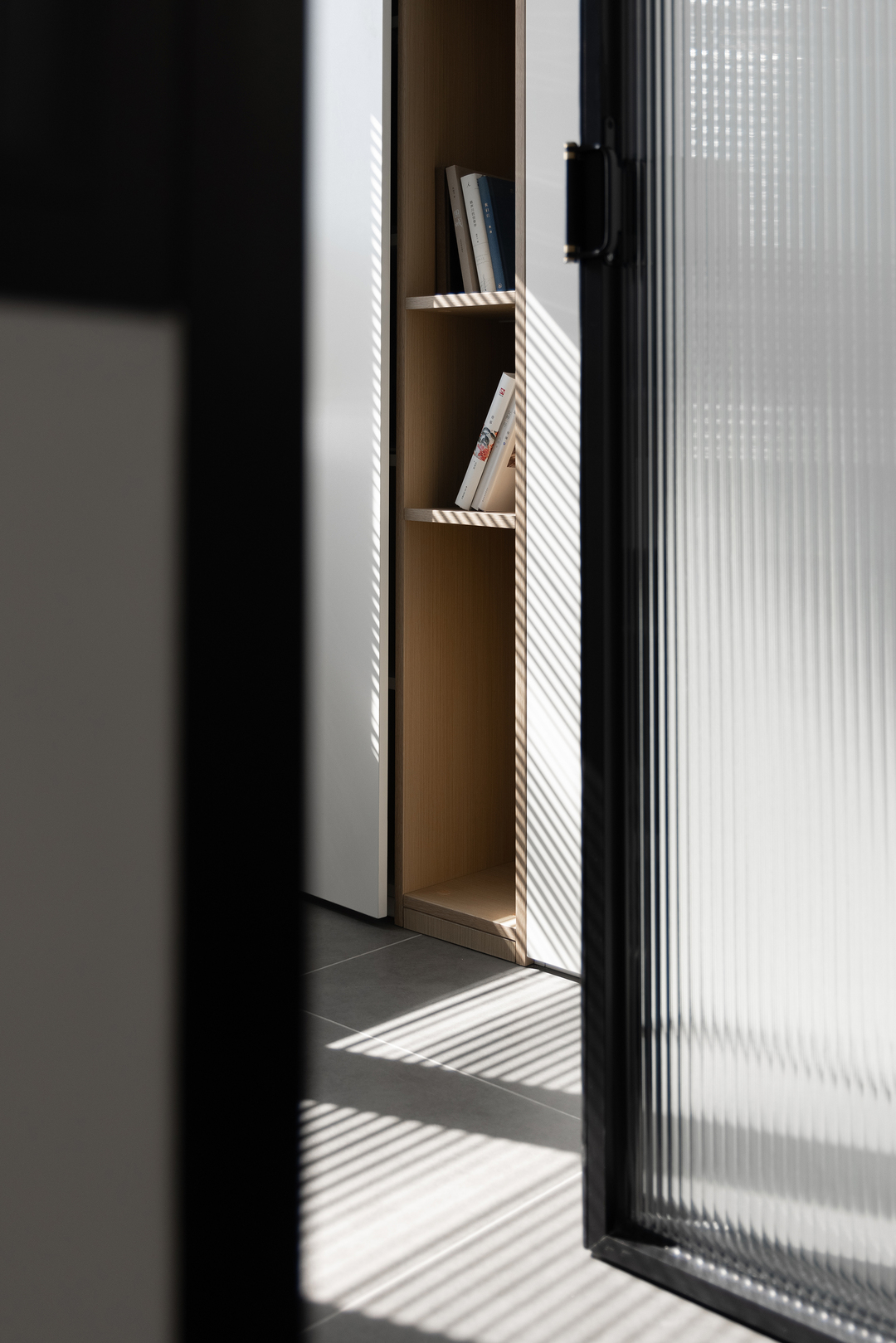 简约风格就可以尝试用一种纯净暖黄的油漆色调，搭配一幅自己喜爱的画，可以让纯净中带出些许喜悦