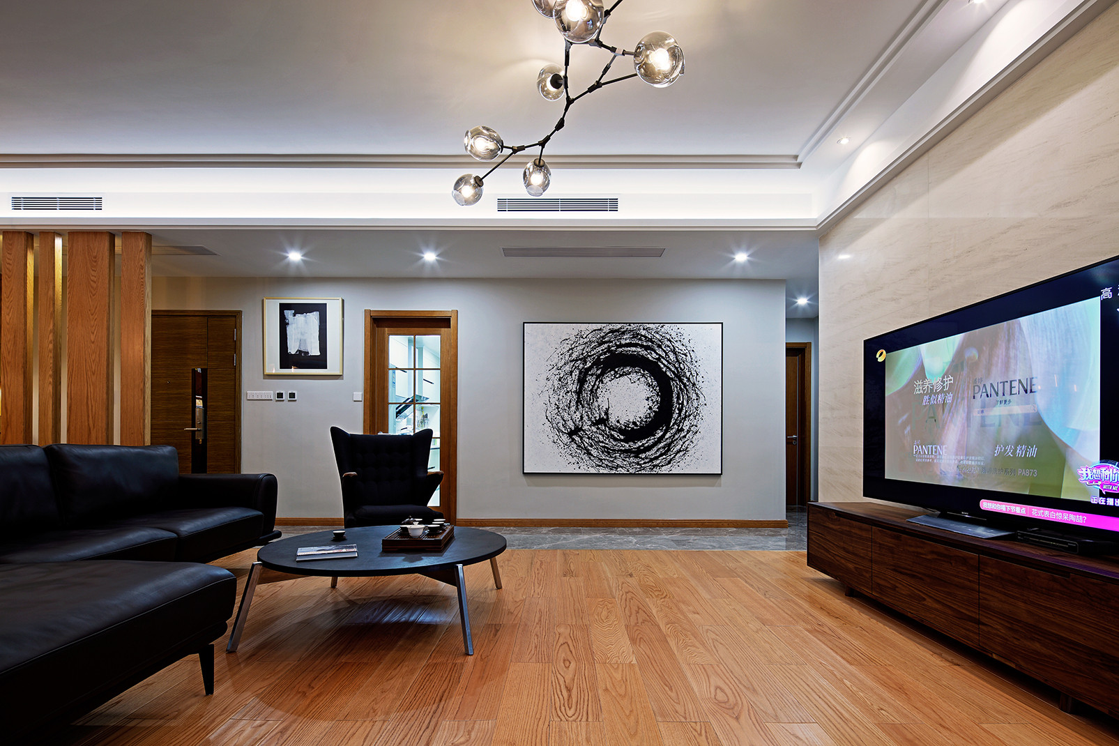 现代简约风格装修技巧：
现代简约风格的选材不仅局限于石材、木材、面砖等天然的装修材料，而是将金属、涂料、玻璃等材料都纳入选材范围之内。有的现代简约装修甚至将空调管道、结构构件直接暴露在外表，以此表达一种有别于传统风格的空间氛围