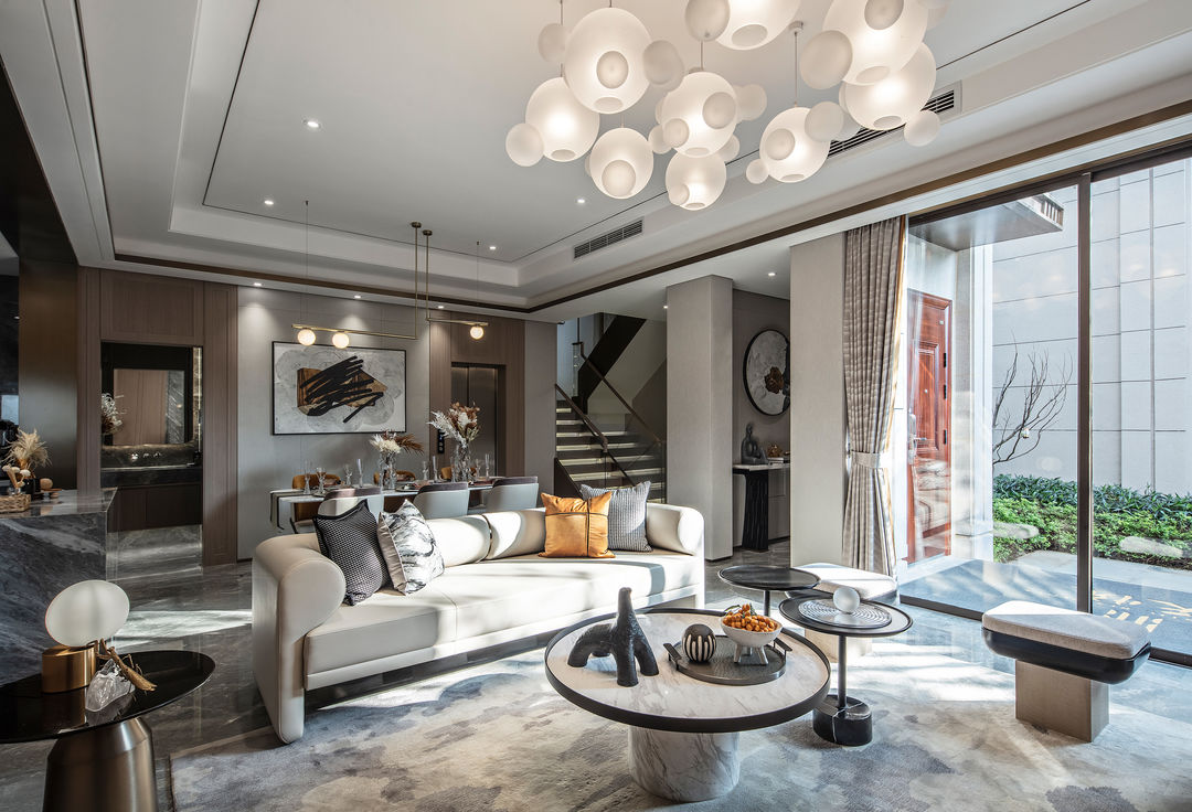 北欧的简约，搭配轻奢风的软装，整个家格调高级又有品味，岩板材质的大面积使用让空间的轻奢感瞬间拉满，暖黄的灯光更是营造出迷人的氛围。