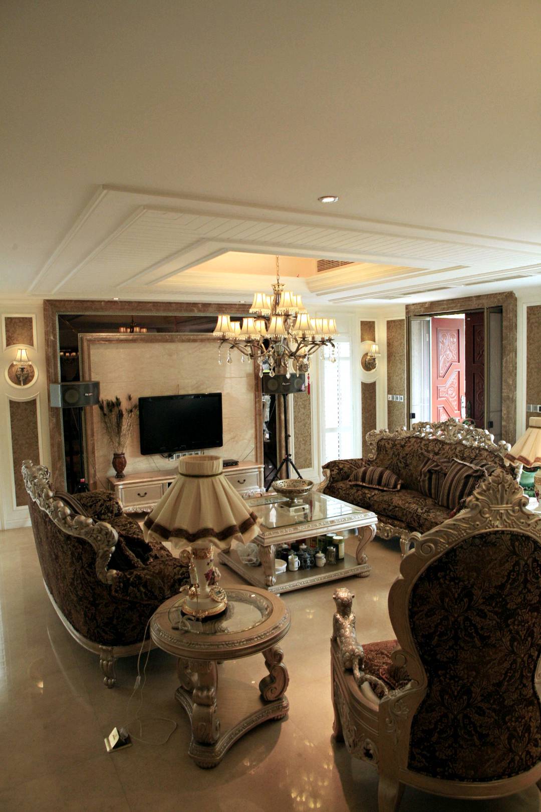 欧式客厅的整体设计打造出大方、富贵的味道，讲究人性化的设计，给人呈现出雍容华贵和高贵的气质，是一个很有生活档次和时尚典雅的欧式客厅装修。