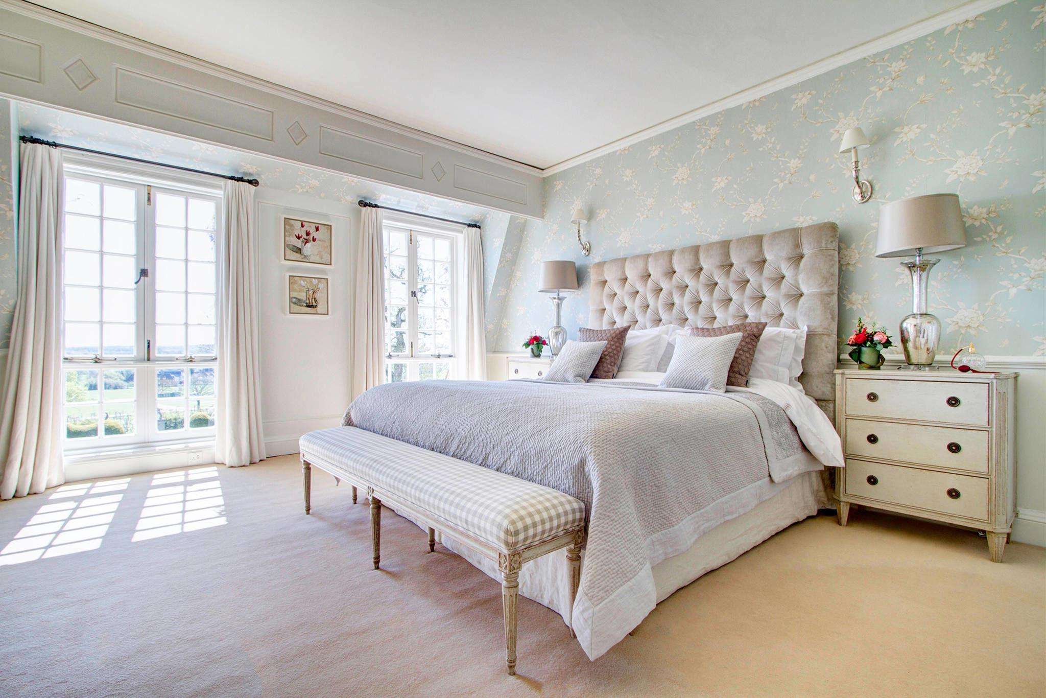 卧室是人们休息的主要处所，卧室布置得好坏，直接影响到人们的生活、工作和学习，所以卧室也是家庭装修的设计重点之一。卧室设计时要注重实用，其次才是装饰，要给人舒适温馨的感觉。