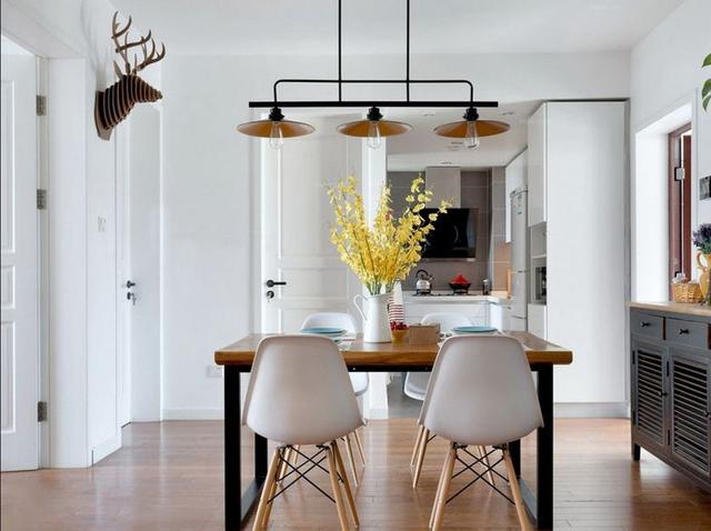 相对于以前光秃秃的餐厅，越来越多的人选择做一套餐边柜。餐边柜的加入可以让餐厅更有味道和温馨，可以提高房子的收纳能力，对于小户型来说，如何合理的收纳才是关键。

另外还可以提高餐厅的颜值，让原本光秃秃的餐厅变得有生气，如果在柜子上摆上几瓶美酒，那就更完美了。