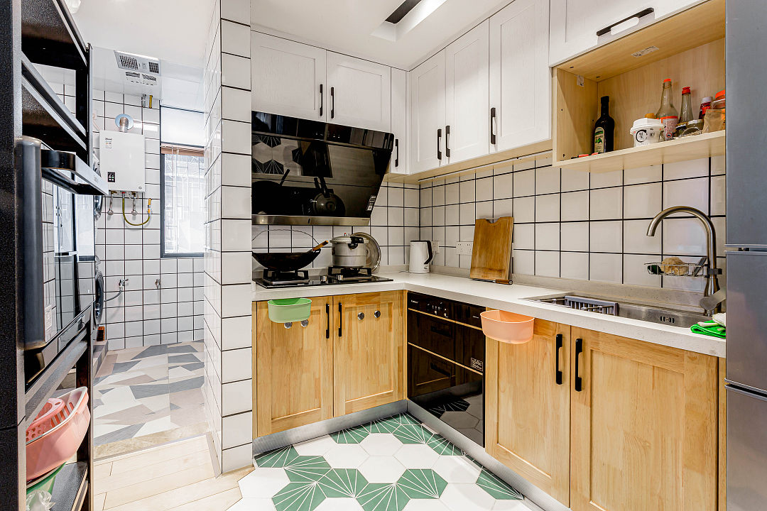 拥有一个精心设计、装修合理的厨房会让你变得轻松愉快。打造温馨舒适厨房，要有以下几点：
一、视觉上干净清爽；
二、要有舒适方便的操作中心：橱柜要考虑到科学性和舒适性。择菜、切菜、炒菜、熟菜都有各自的空间，橱柜要设计抽屉；
三、要有情趣：对于现代家庭来说，厨房不仅是烹饪的地方，更是家人交流的空间，做饭时可以交流一天的所见所闻，是晚餐前的一道风景。