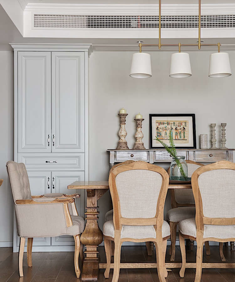 复古感的打造通过家具的材质体现，原木沙发的餐椅营造出一种贵气的宫廷感，壁炉和金属质感的装饰镜仿佛带你走入老友的家暖洋洋的。