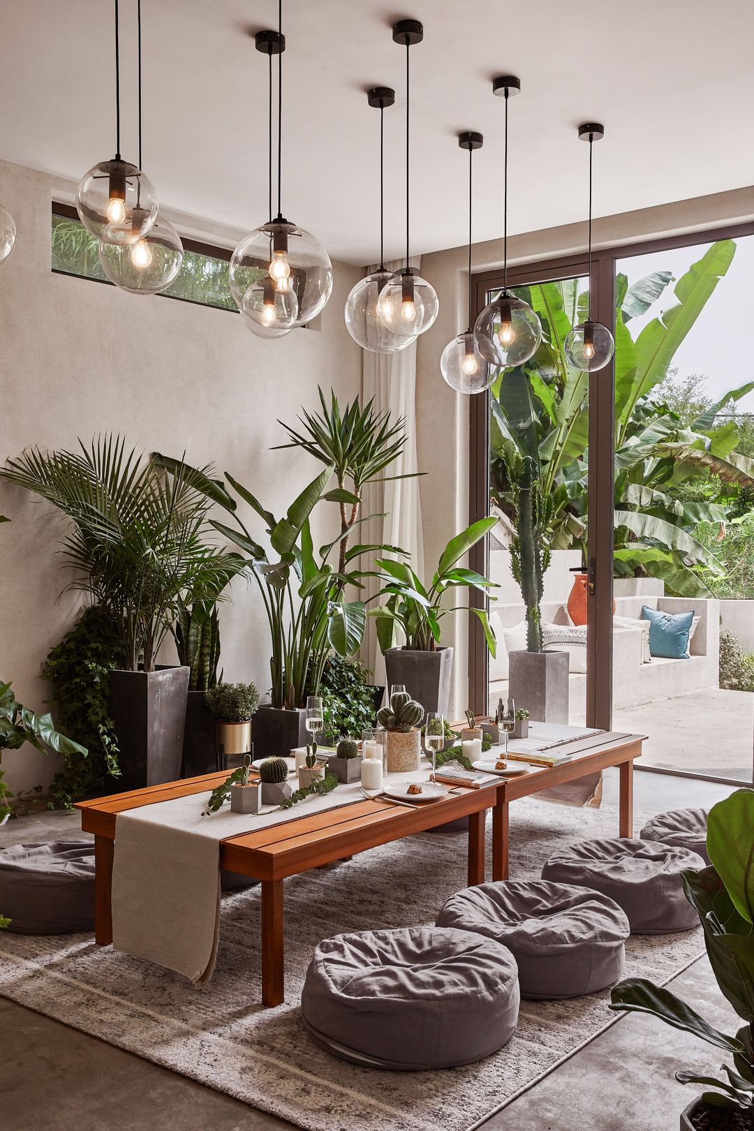 宁静致远的静谧感，是这个空间给我最直接的感受，绿植增添自然感和空间感，我爱这个令人沉醉的家。