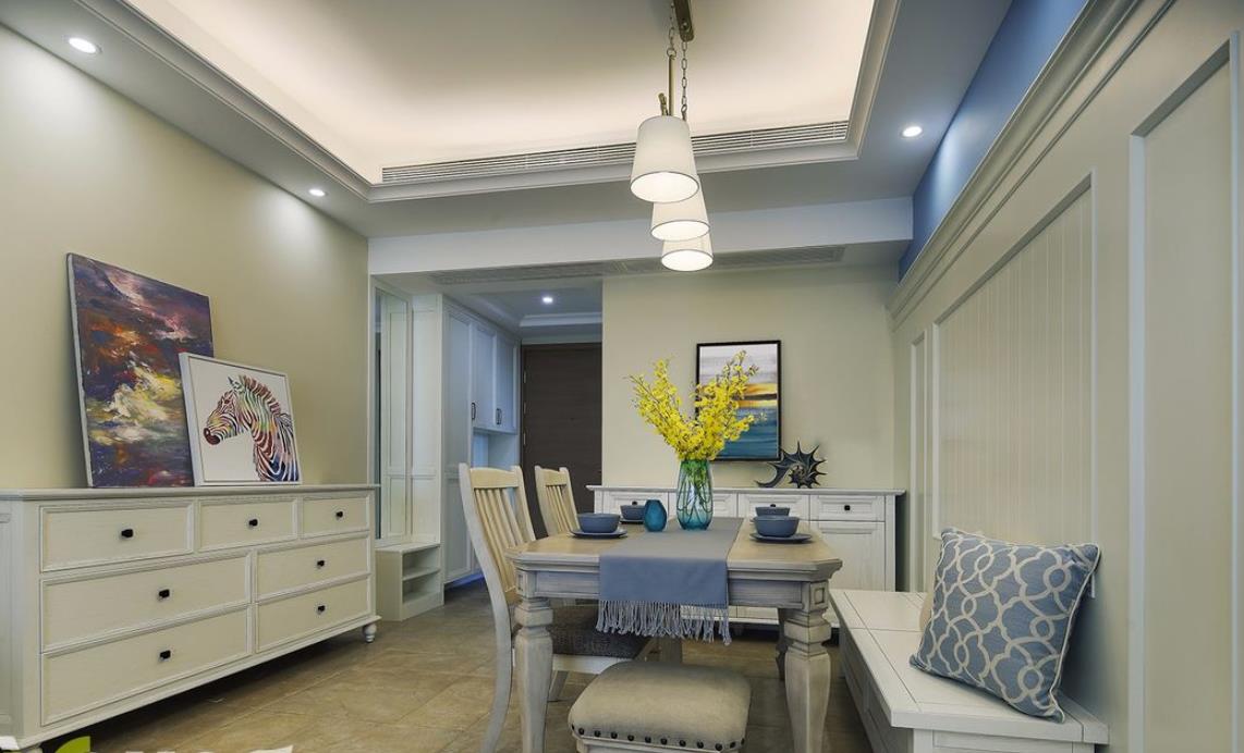 蓝色和乳白色的背景墙形成视觉冲击，质感满满的复古家具增添空间的奢华感，桌面的装饰细节让人对主人家的品味大有赞赏。