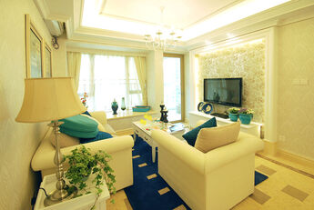 采用欧式风格打造的家，纯白的色调与精美的灯饰搭配，整个家营造出一种和谐、明亮和温馨的气息。