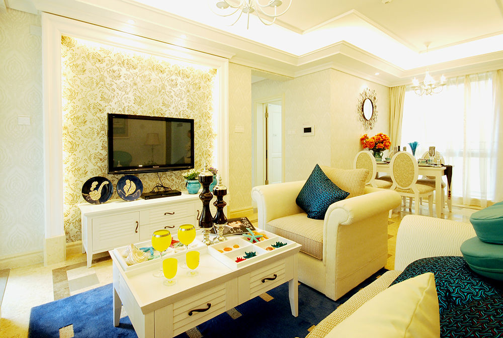 采用欧式风格设计的家，选用奶白色的沙发和白色的柜体，辅以明亮的灯光，让家更显温馨和气质。