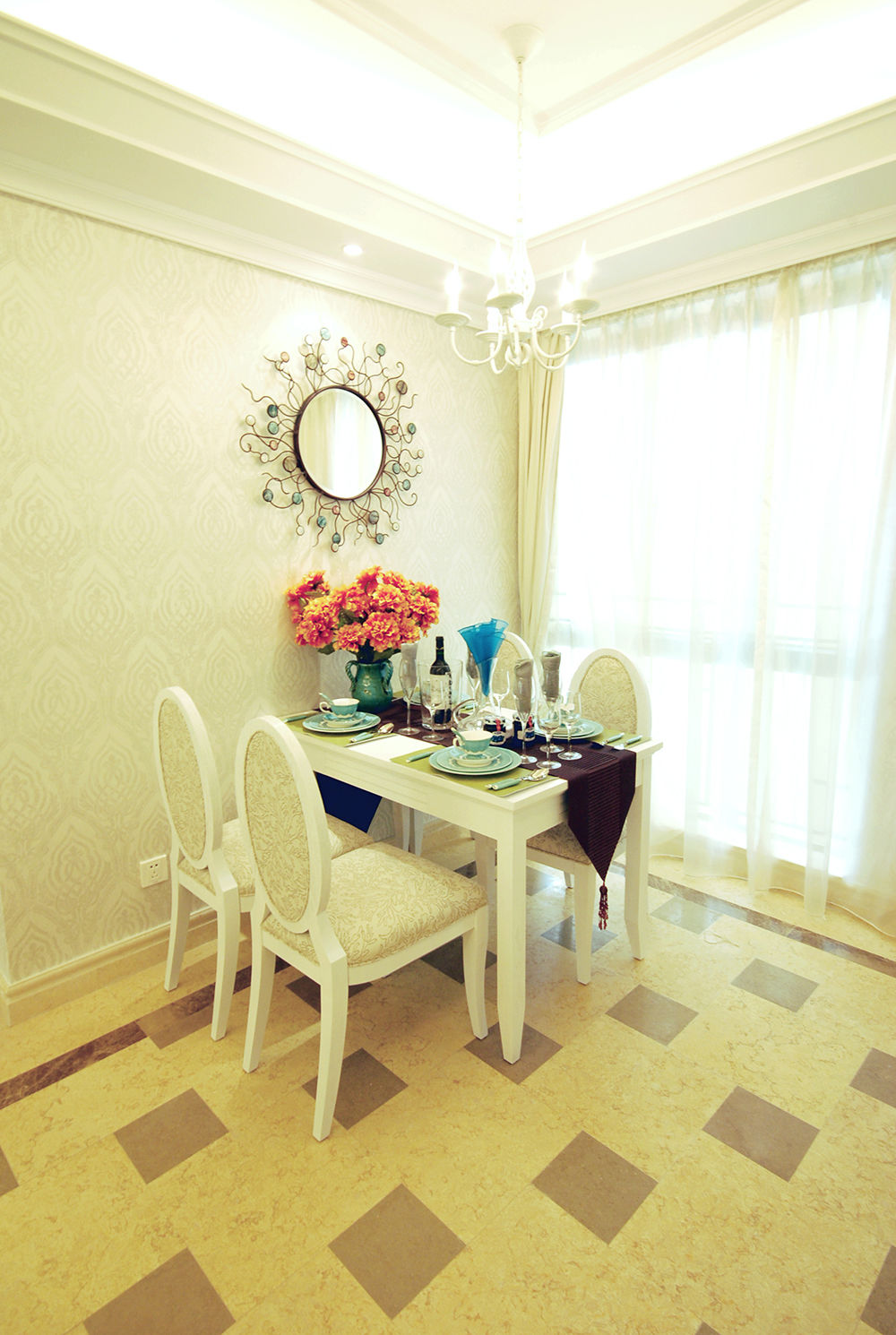 欧式风格的家装，营造了一个典雅、浪漫和温馨的家居环境，太舒适了。