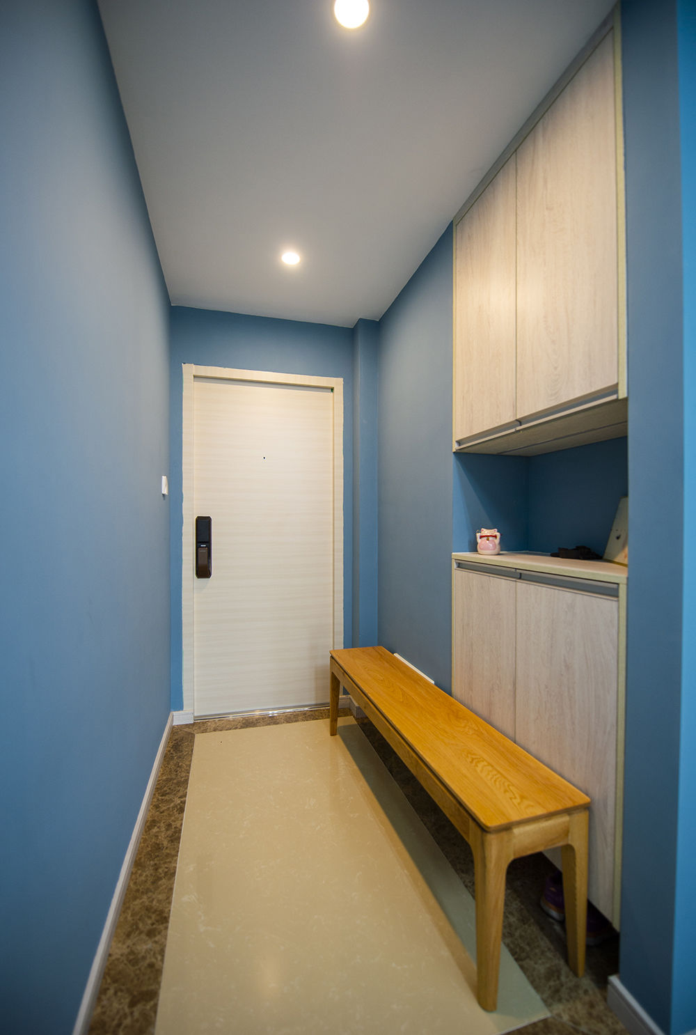 采用一抹蓝色注入家居空间，为家增添了优雅、沉稳又浪漫的气息，更显欧式风格的典雅气质。