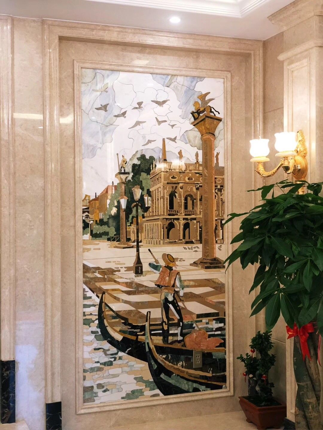 欧式风格的家，采用精致的油画为装饰，客厅采用精美的吊灯，营造了一个温馨雅致的家居环境。