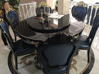 这套欧式风格的设计，选用黑色的餐桌和大床，纯白的收纳柜，让家更显气质和高级感。