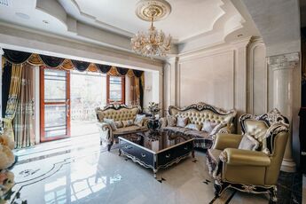 整个家采用统一的格调，金黄色的沙发搭配精致的吊灯，让家更显精致和浪漫，体现欧式豪华的典雅。