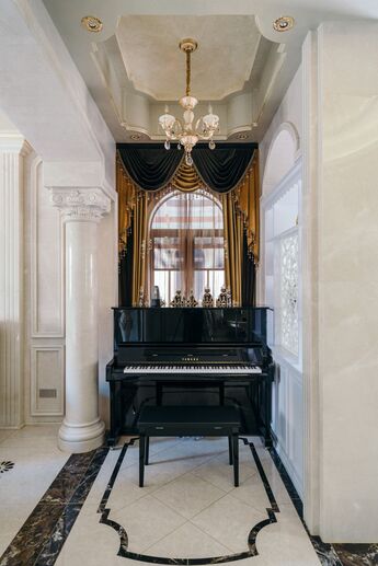 家的装修采用精美的吊灯、黑白搭配的柜体，更显欧式风格的富丽堂皇，舒适感满满。