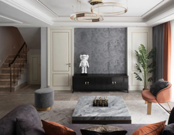 这个家采用大理石的茶几和地板，与灰色沙发呼应，更显气质和高级，灯饰的金属色彩更添加空间的豪华和精致感。