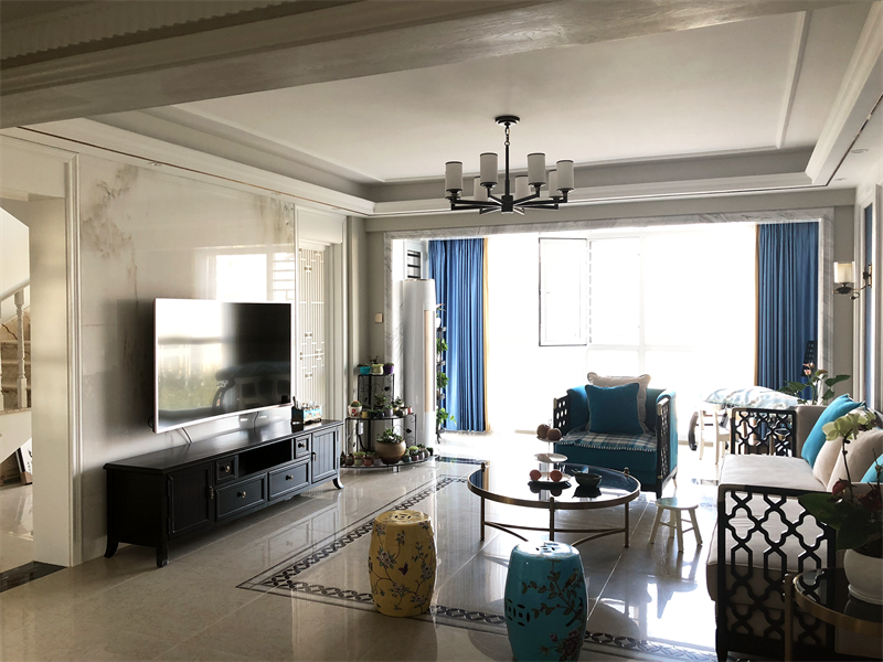 客厅作为待客区域，一般要求简洁明快，同时装修较其它空间要更明快光鲜，通常使用大量的石材和木饰面装饰;